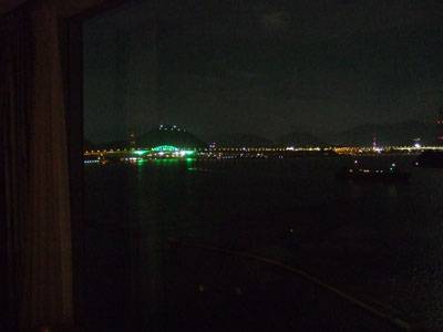 ホテルの窓から夜景
