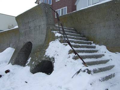 流氷で壊された階段