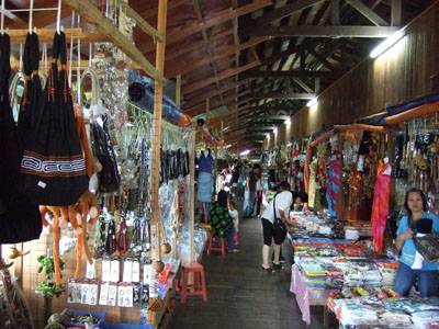 ナバル村の土産物店
