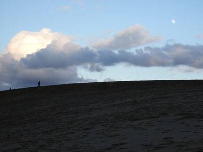 鳥取砂丘に登る月