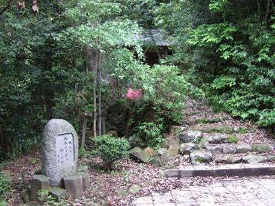 旅人と我が名よばれん初しぐれ